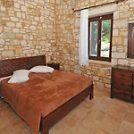 빌라 Koutsoypia Stone House